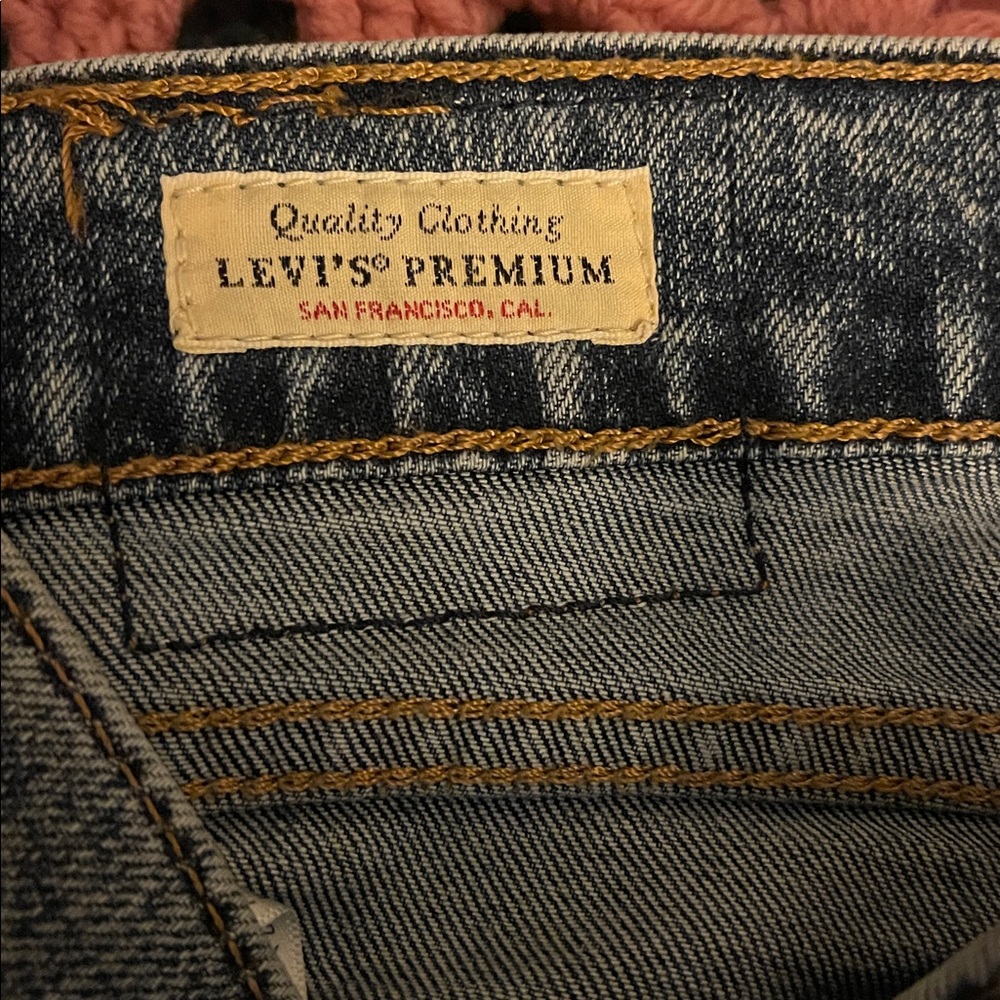 Super cool: Levi’s 728 high rise with RARE, FRAYED hem, wide leg denim - Picture 6 of 8